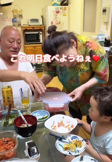 「これ明日食べようねぇ」と孫に言うばあば