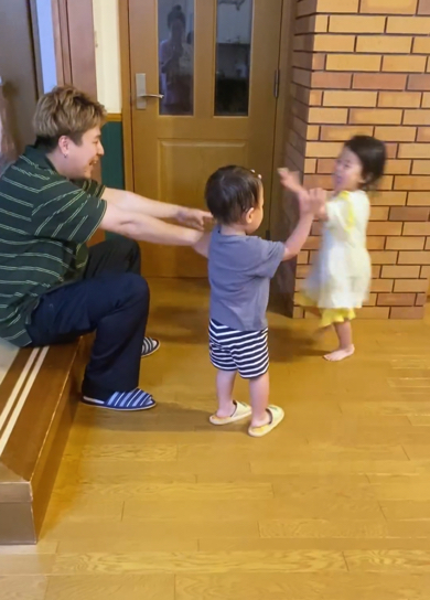 両手を広げ次女ちゃんを待つ長男くん