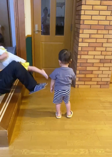 パパさんに抱きつく次女ちゃん