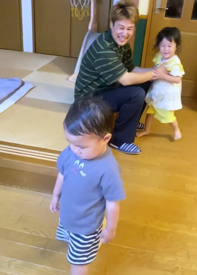 うつむいてトボトボ歩く長男くん