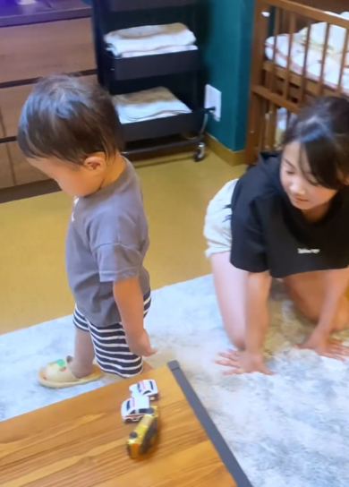 テーブルの所へ向かいます