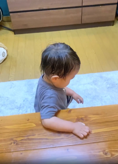 座り込み悲しそうな長男くん
