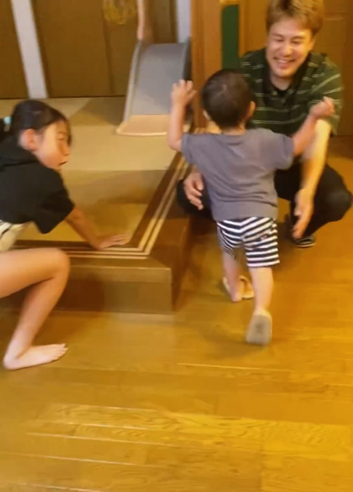 両手を広げてパパさんへダイブ