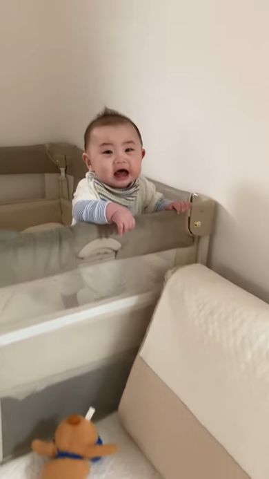 初めて立ち上がった自分に驚きすぎて混乱する赤ちゃん