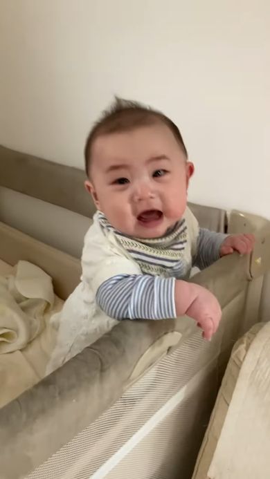 初めて立ち上がった自分に驚きすぎて混乱する赤ちゃん