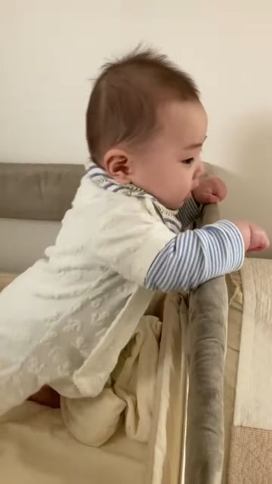 初めて立ち上がった自分に驚きすぎて混乱する赤ちゃん