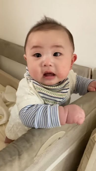 初めて立ち上がった自分に驚きすぎて混乱する赤ちゃん