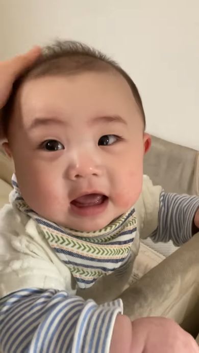 初めて立ち上がった自分に驚きすぎて混乱する赤ちゃん