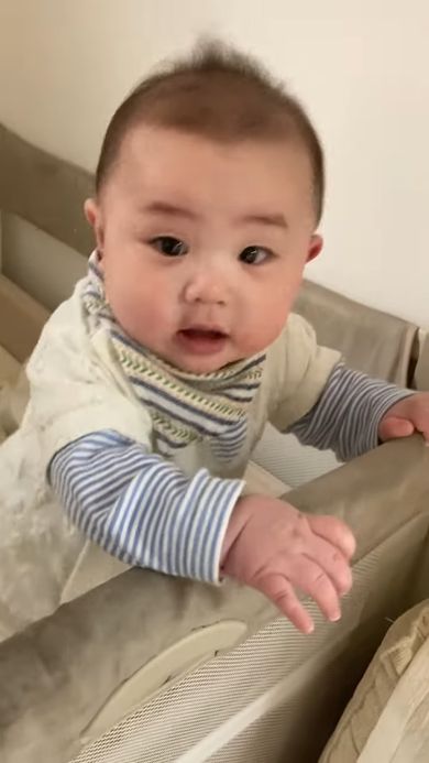 初めて立ち上がった自分に驚きすぎて混乱する赤ちゃん