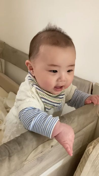 初めて立ち上がった自分に驚きすぎて混乱する赤ちゃん