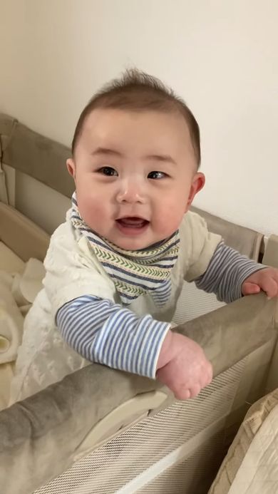 初めて立ち上がった自分に驚きすぎて混乱する赤ちゃん