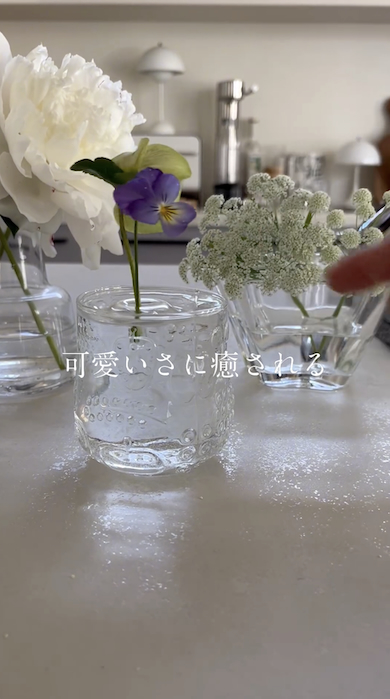 浮かべる一輪挿し