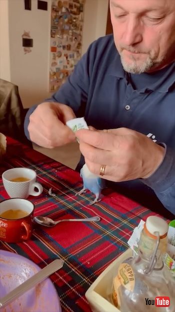 袋をカットしたインコ