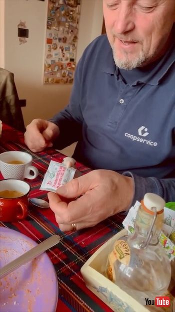 袋をカットしたインコ