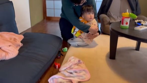 実家に帰省して17歳下の妹の相手をする長男