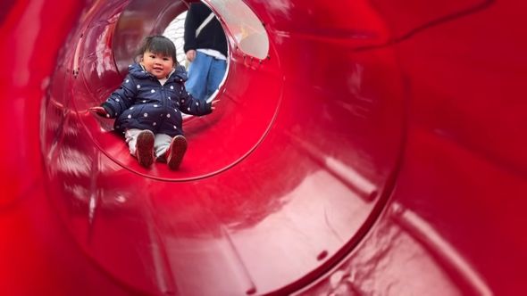 公園で長男に見守られながら滑り台で遊ぶ17歳下の妹