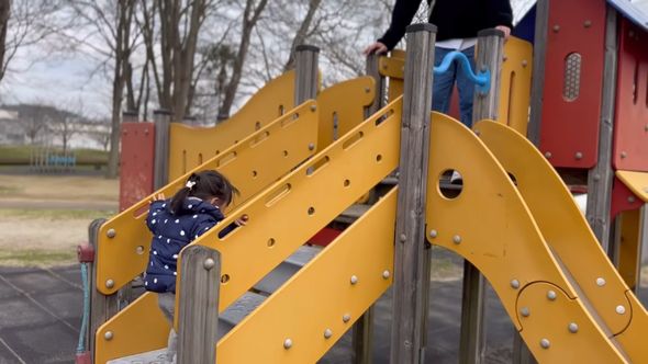 長男が待っている場所まで階段を上っていく17歳下の妹