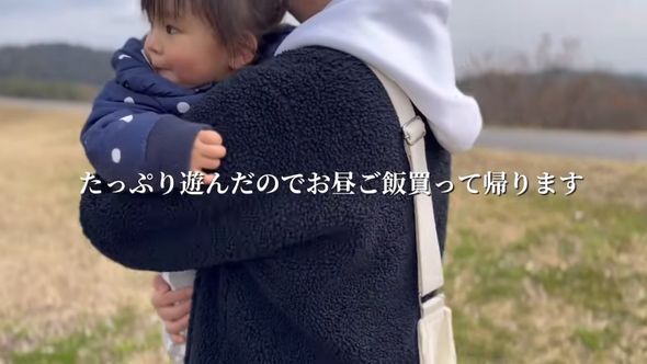 長男に抱っこされて家に帰る17歳下の妹