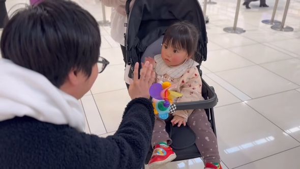 お別れのあいさつを交わす17歳差の兄妹