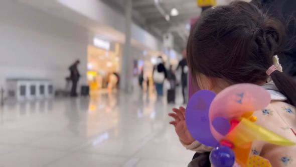 お別れした長男の姿が見えなくなるまで見送り続ける17歳下の妹