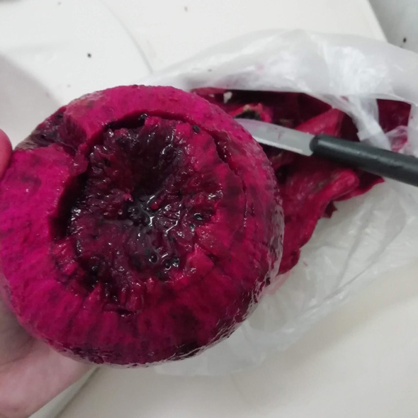 ドラゴンフルーツ 切るとき 白い服 色 落ちない 赤い色素 果汁