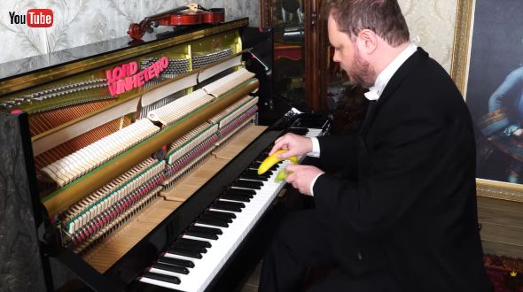 バナナを使ってピアノを演奏するVinheteiro