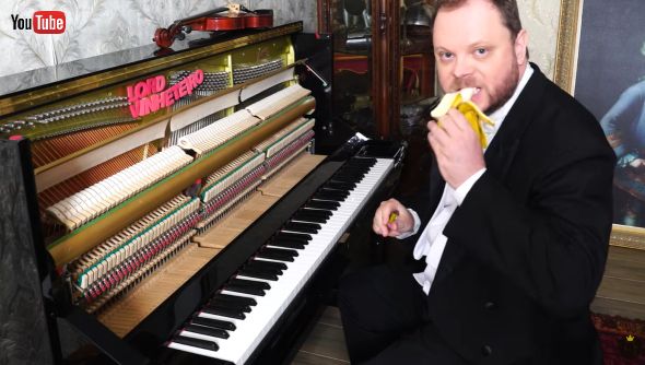 バナナを使ってピアノを演奏するVinheteiro