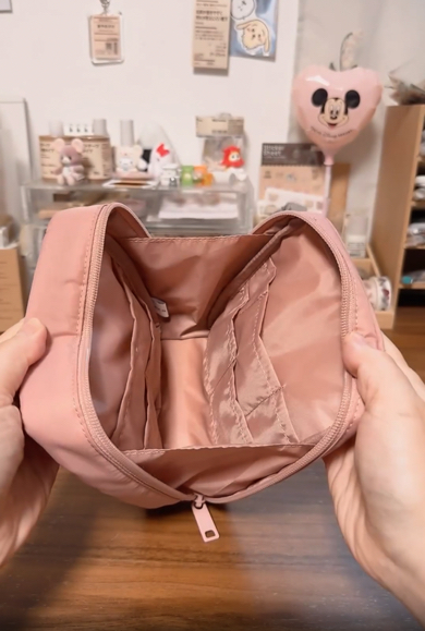 ガバッと開き、たくさんのポケットが内蔵されています