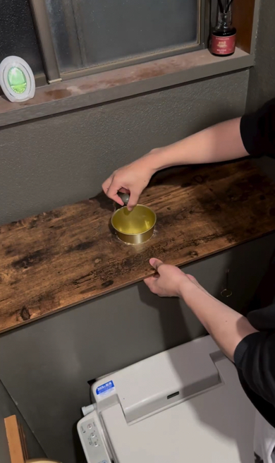 トイレの背面に棚を組み立てます