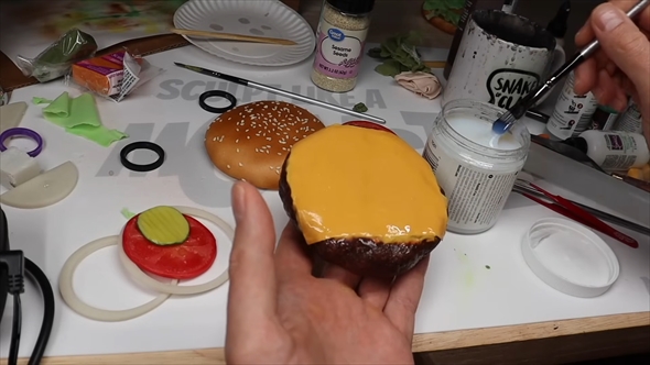 粘土で作ったリアルなチーズバーガー