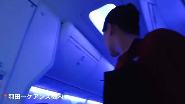 羽田からオーストラリアのケアンズに向かう夜行便の機内