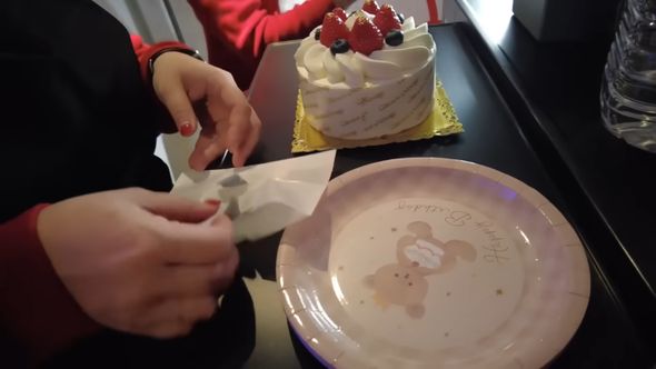 バースデーケーキを用意してキャビンマネジャーの誕生日をサプライズでお祝い
