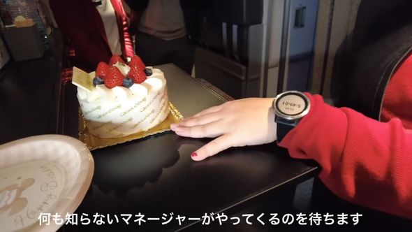 バースデーケーキを用意してキャビンマネジャーの誕生日をサプライズでお祝い