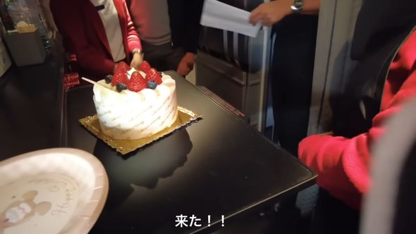バースデーケーキを用意してキャビンマネジャーの誕生日をサプライズでお祝い