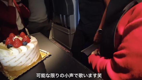 バースデーケーキを用意してキャビンマネジャーの誕生日をサプライズでお祝い