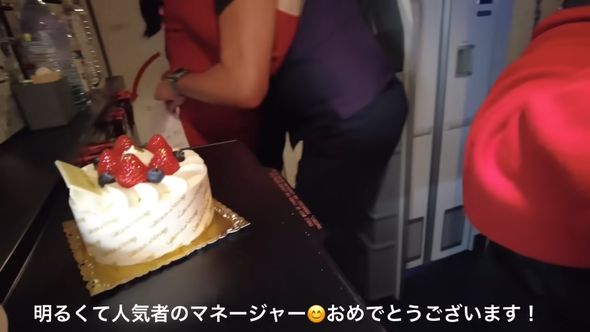 バースデーケーキを用意してキャビンマネジャーの誕生日をサプライズでお祝い