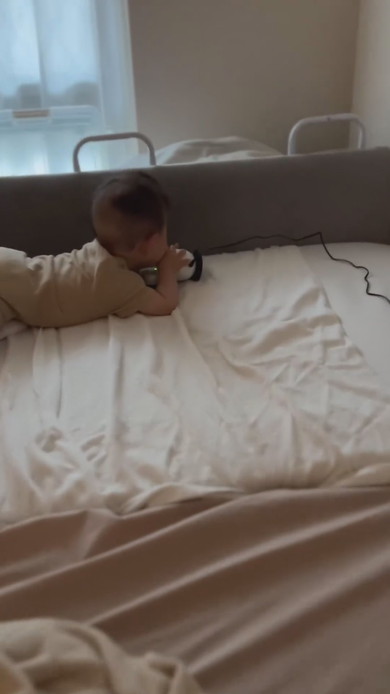 カメラを持つ赤ちゃん