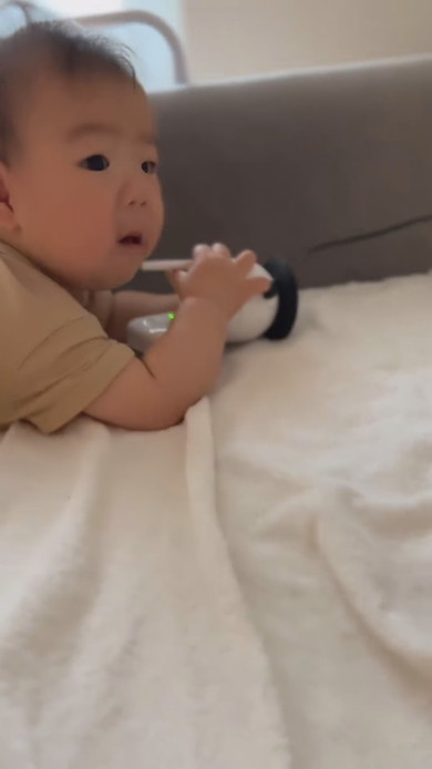 カメラを持つ赤ちゃん