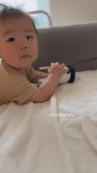 ママさんを見つめる赤ちゃん