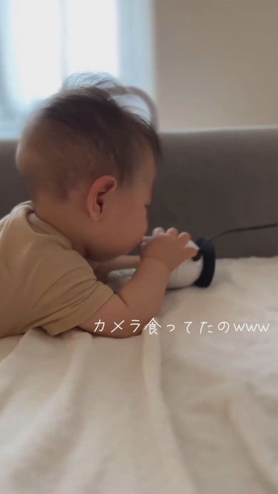 カメラを口に入れる赤ちゃん