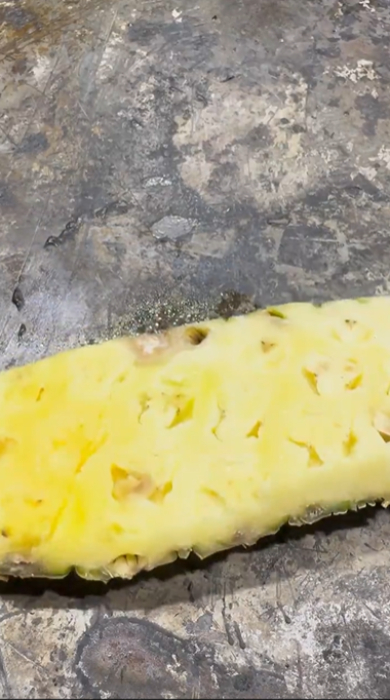 パイナップルの皮に1000度の鉄球を置く実験