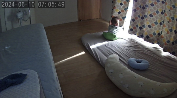 太陽の光を浴びる赤ちゃん