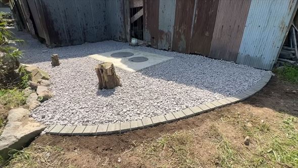 雑草対策のに砂利と見切り石で造園