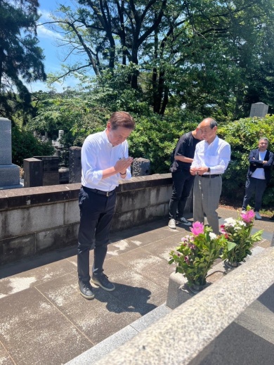 麻央さんのお墓に手を合わせる村尾さん