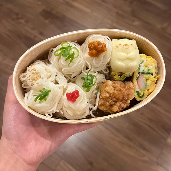 弁当箱の中にねこをちょこんと置きました
