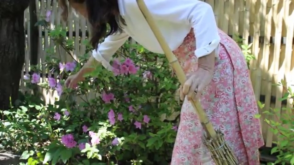 花の手入れをする女性