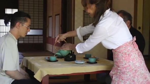 お茶を楽しむ家族