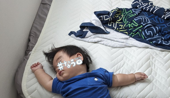 すごい寝相の赤ちゃん