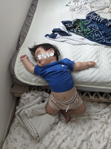 すごい寝相の赤ちゃん