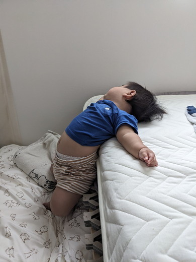 すごい寝相の赤ちゃん